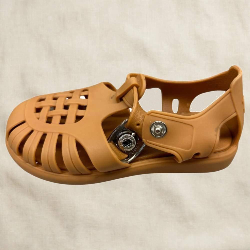 Aqua-Joy Kids Jelly Sandals – Waterproof Toddler Summer Shoes with Wide Toe Box & Anti-Slip Sole on cream linen background
