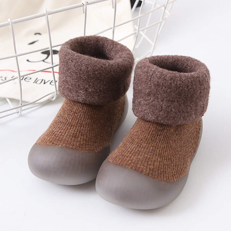 fleece sock shoes in Brown Bear - color option in the gift set
